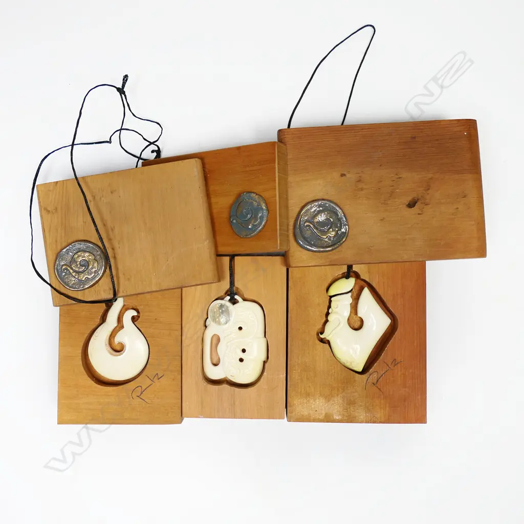 3 PAUL GYDE CARVED BONE & PENDANTS, 2 HEI MATAU & 1 OTHER, L.50-55mm, IN FITTED WOODEN BOXES Image 1++
