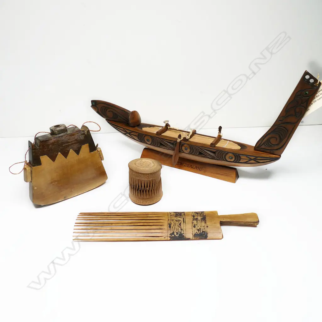 TOURIST PIECES INCL. CARVED RIMU WAKA (W.365mm), COMBS & BOX Image 1++