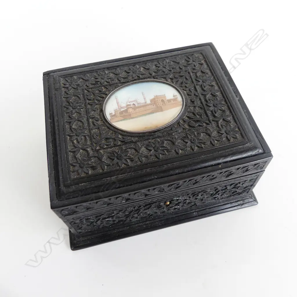 SMALL CARVED INDIAN BOX w. FINELY H/PAINTED MINIATURE 140x115x70mm Image 1++