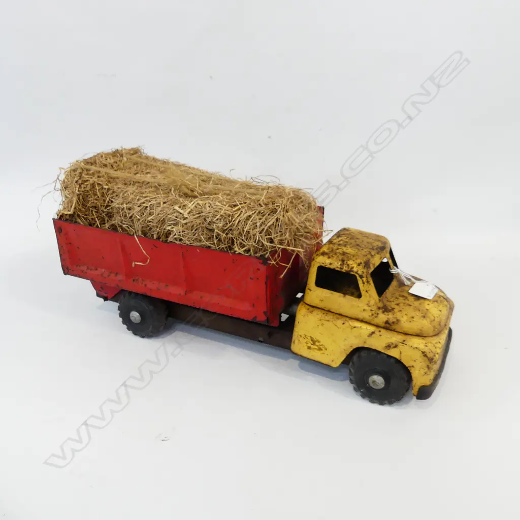 TOY TIN TRUCK + HAY BAIL 480MM Image 1++
