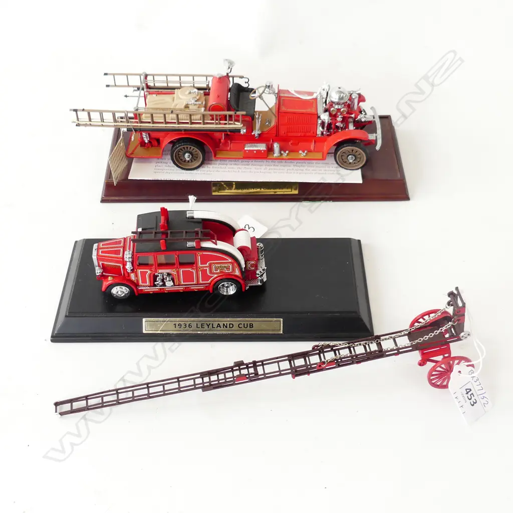 2 MODEL FIRE ENGINES & FIRE LADDER L150MM Image 1++