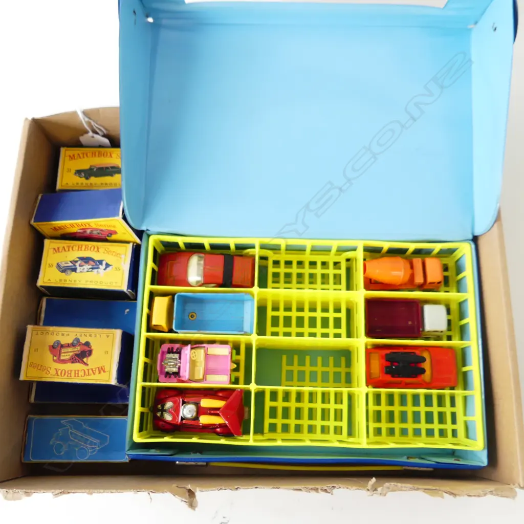 BOX ASST MATCHBOX CARS IN BOXES + SOME EMPTY BOXES & CAR CARRY CASE WITH 7 CARS Image 1++