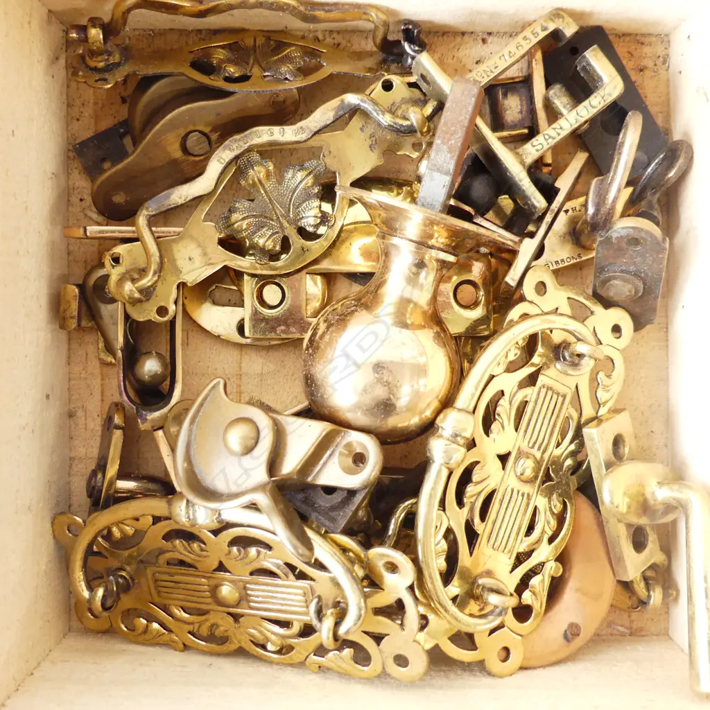 BOX ASST. BRASS HARDWARE Image 1++