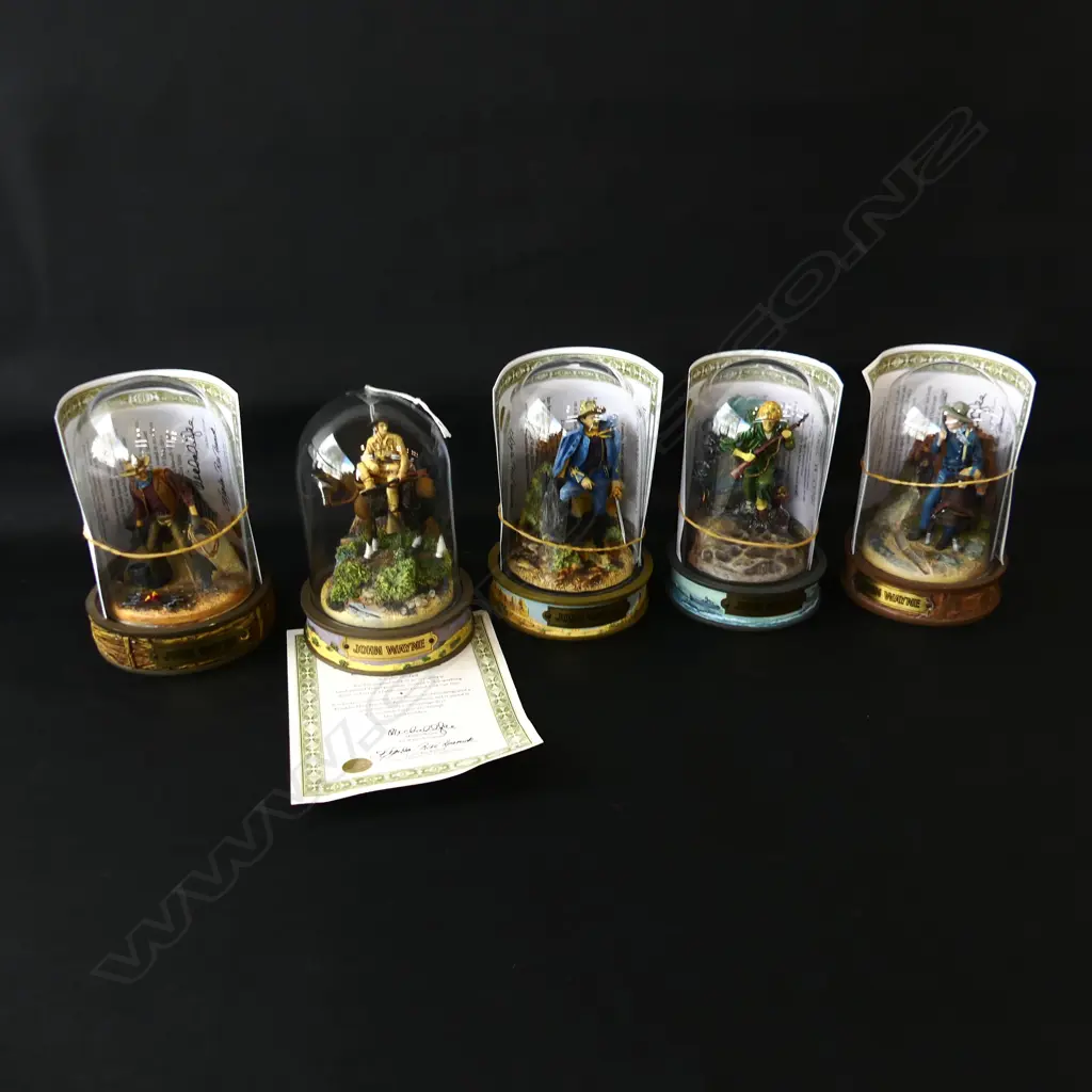5 GLASS DOMED FRANKLIN MINT FIGURES OF JOHN WAYNE H130MM Image 1++