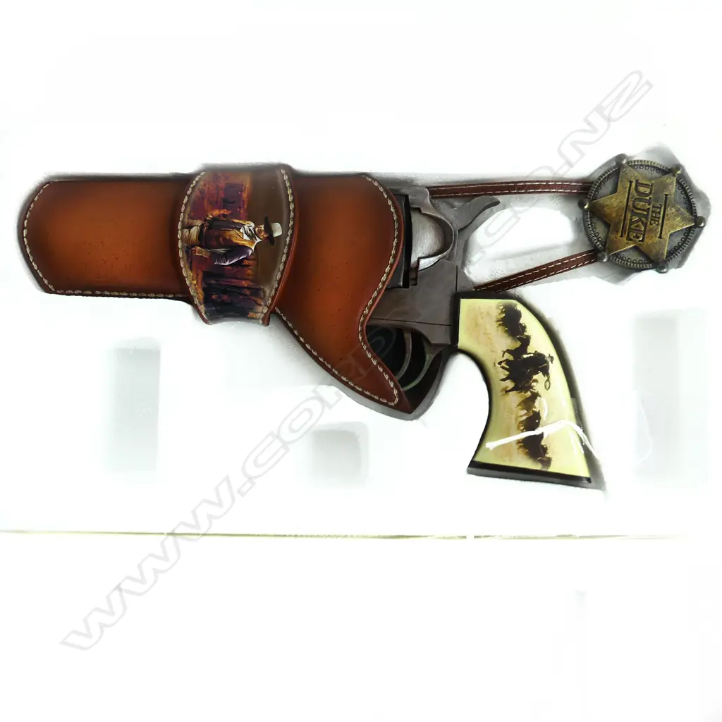 JOHN WAYNE COMMEMORATIVE REVOLVER IN HOLSTER L250MM Image 1++