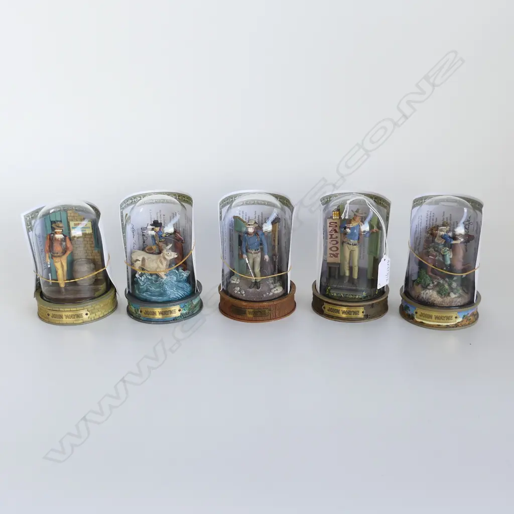 5 GLASS DOMED FRANKLIN MINT FIGURES OF JOHN WAYNE H130MM Image 1++
