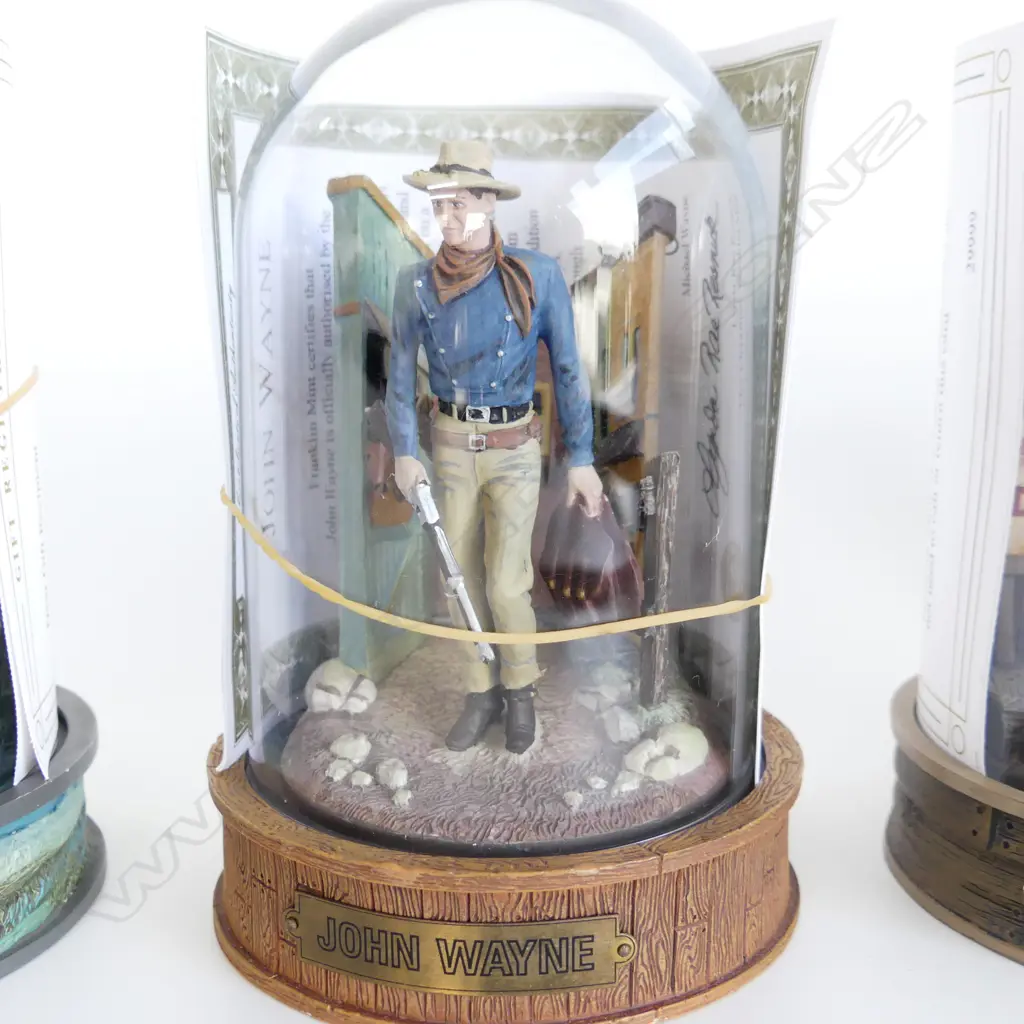 5 GLASS DOMED FRANKLIN MINT FIGURES OF JOHN WAYNE H130MM Image 1++