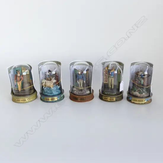 5 GLASS DOMED FRANKLIN MINT FIGURES OF JOHN WAYNE H130MM