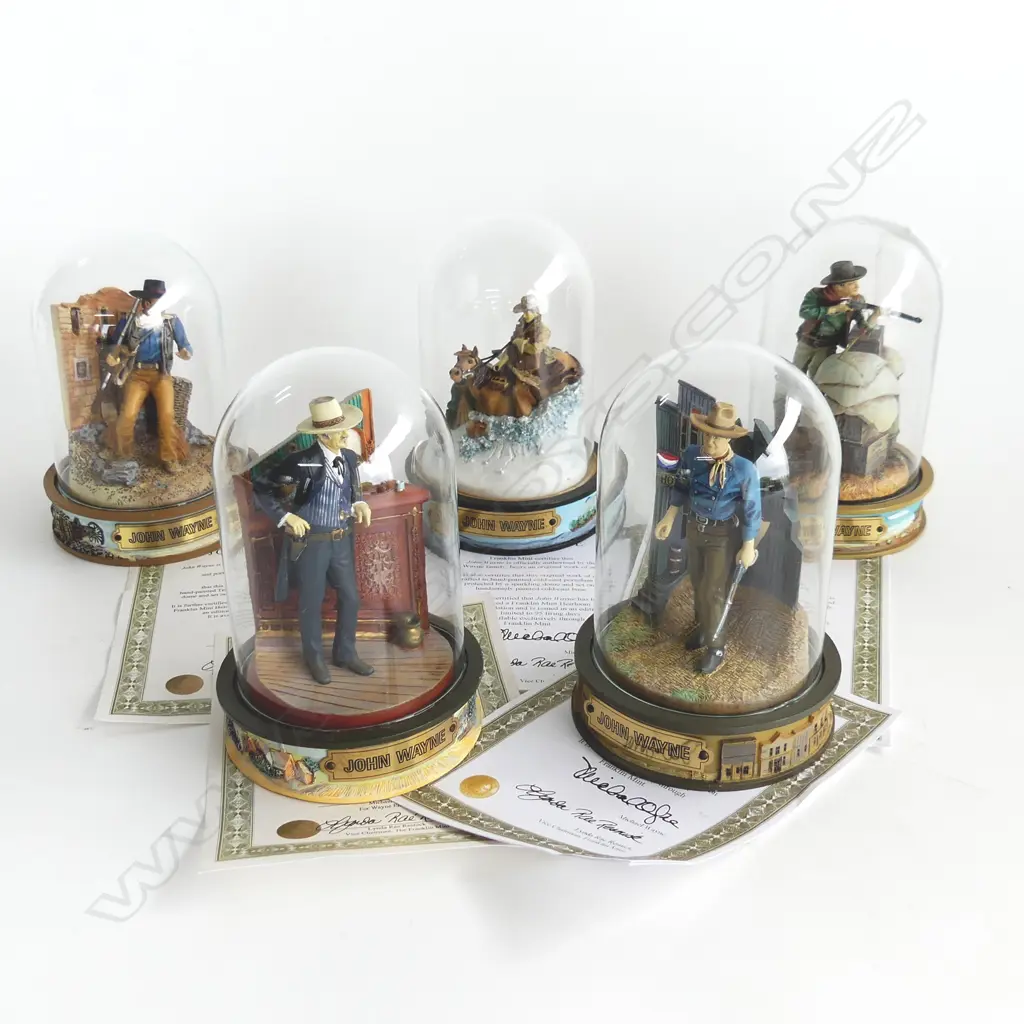 5 GLASS DOMED FRANKLIN MINT FIGURES OF JOHN WAYNE H130MM Image 1++
