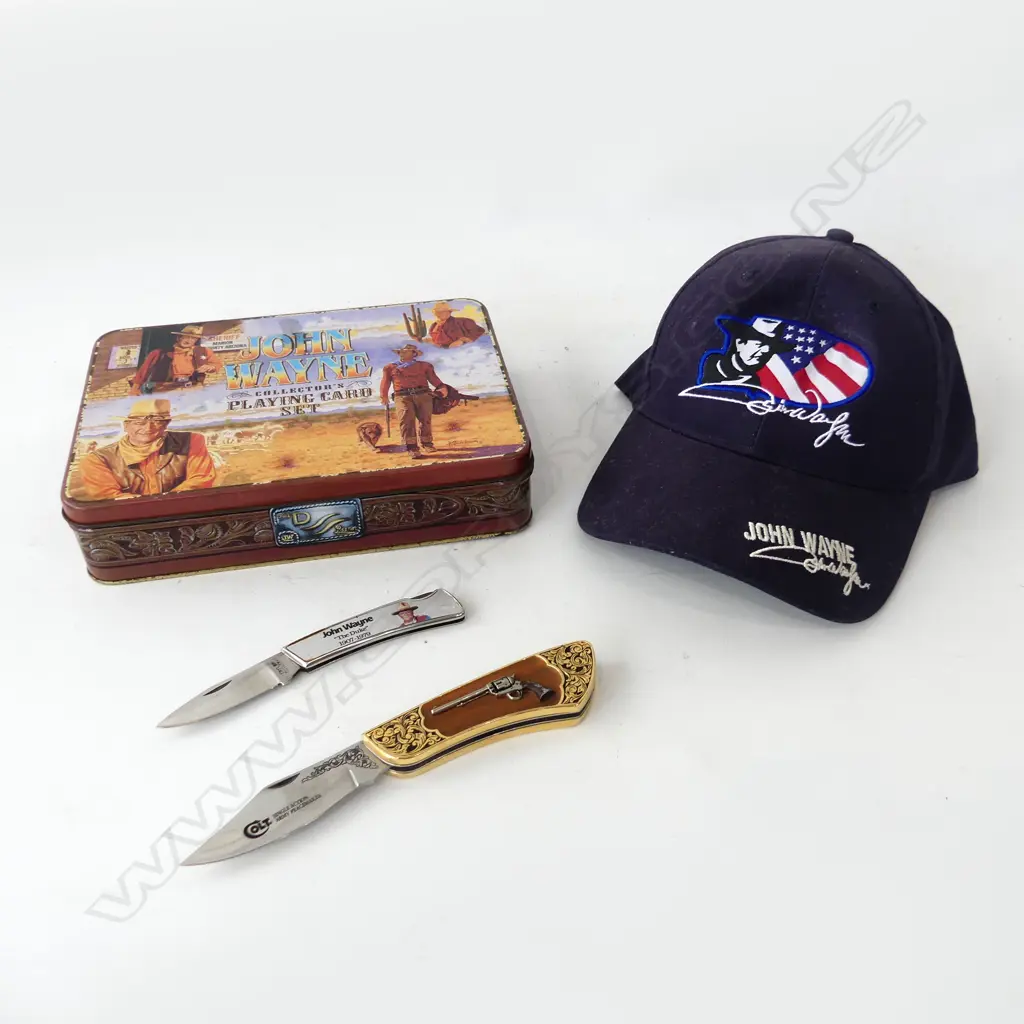 JOHN WAYNE CAP 2 POCKET KNIVES L130MM& TIN ED PLAYING CARD SET  L210MM  Image 1++