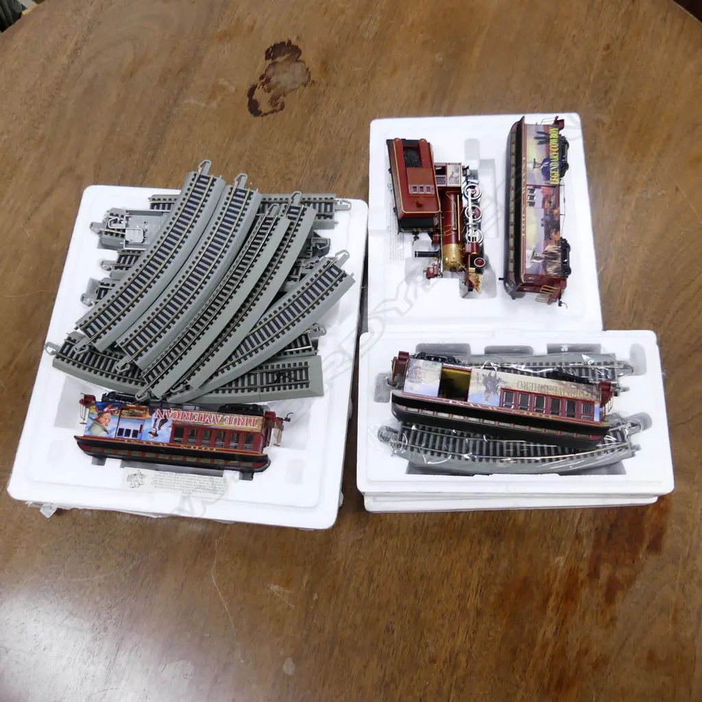 JOHN WAYNE COMMEMORATIVE MODEL TRAIN SET  ENGINE 4 CARRIAGES & TRACK Image 1++