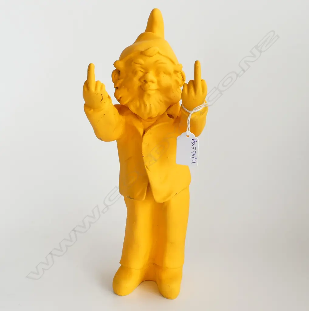 YELLOW SPRAY PAINTED GNOME GIVING THE FINGERS H.330mm Image 1++