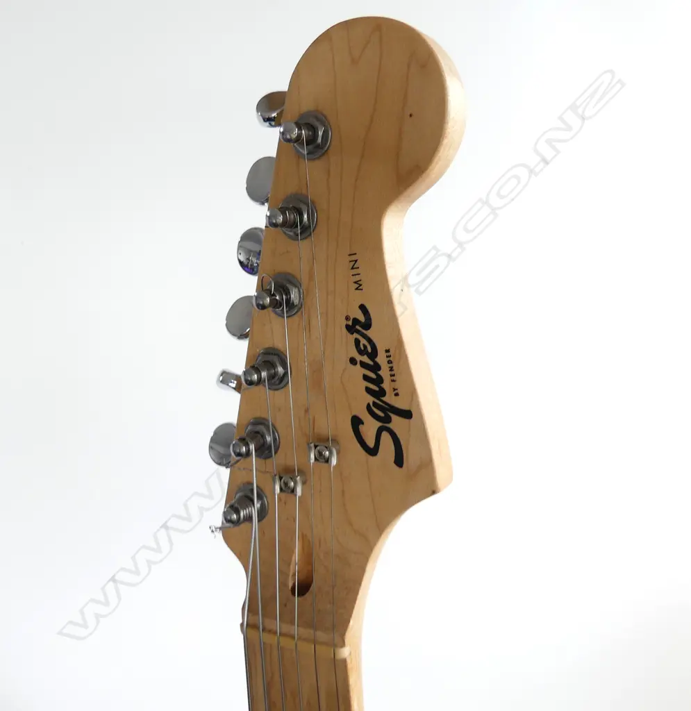 SQUIER MINI JAZZ MASTER ELECTRIC GUITAR, CASED w. STAND, LEATHER STRAP, LEAD, SLIDE BAR & BELCAT AMP Image 1++
