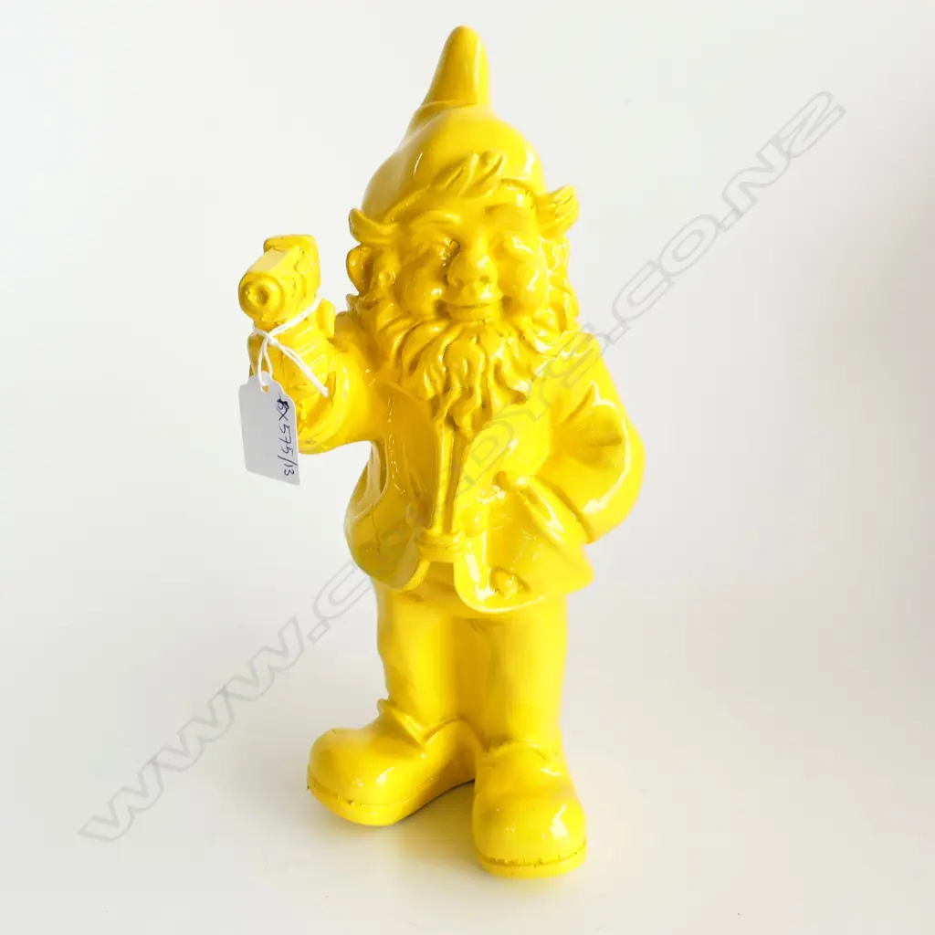 YELLOW RESIN GNOME w. GUN H.305mm Image 1++