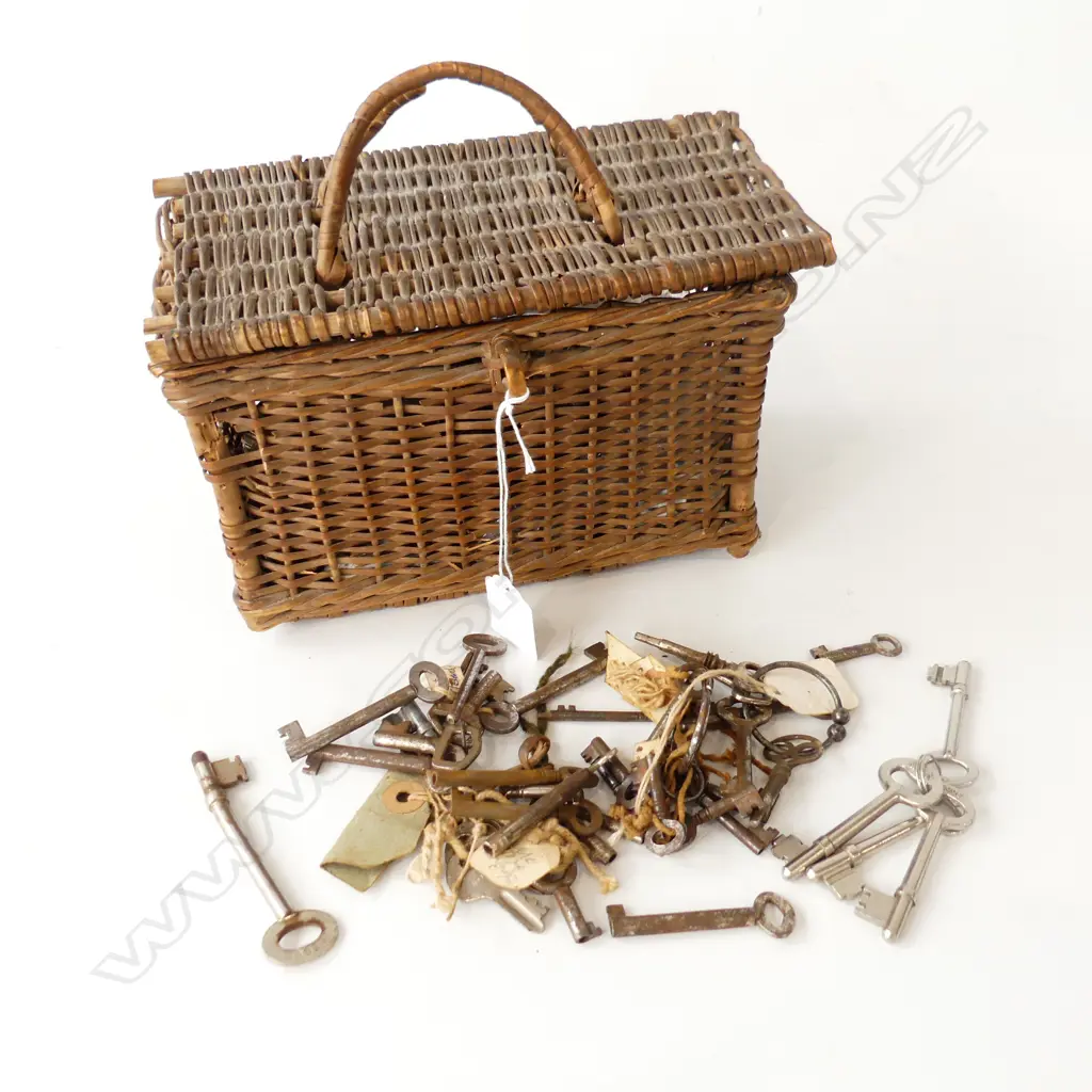 SMALL BASKET OF OLD KEYS Image 1++