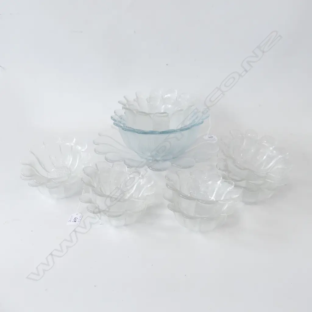 PR LG GRADUATED KOSTA BODA STYLE GLASS BOWLS, (250, 200mm) + LG PLATE & MATCHING BOWL & 10 SM BOWLS Image 1++
