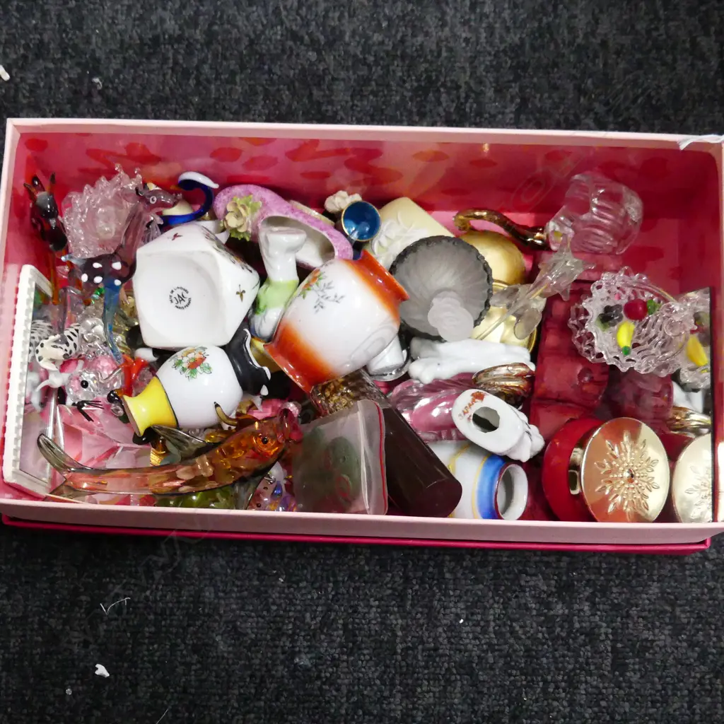 BOX LOT ASST. TRINKETS Image 1++