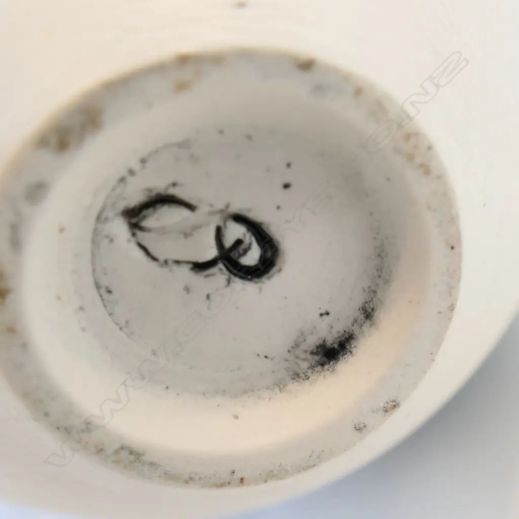 BLACK RIBBED VASE H.350mm (in the style of John Parker) Image 1++