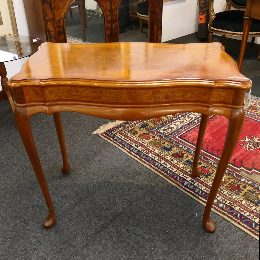 SIDE TABLE w. CABRIOLE LEGS & BOOK MATCHED BURR TOP 780x420x715mm Image 1++