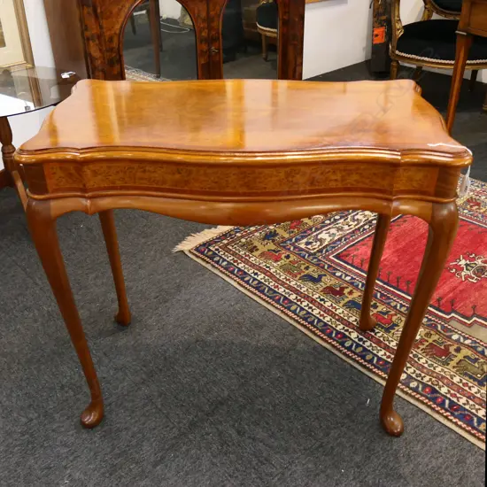 SIDE TABLE w. CABRIOLE LEGS & BOOK MATCHED BURR TOP 780x420x715mm