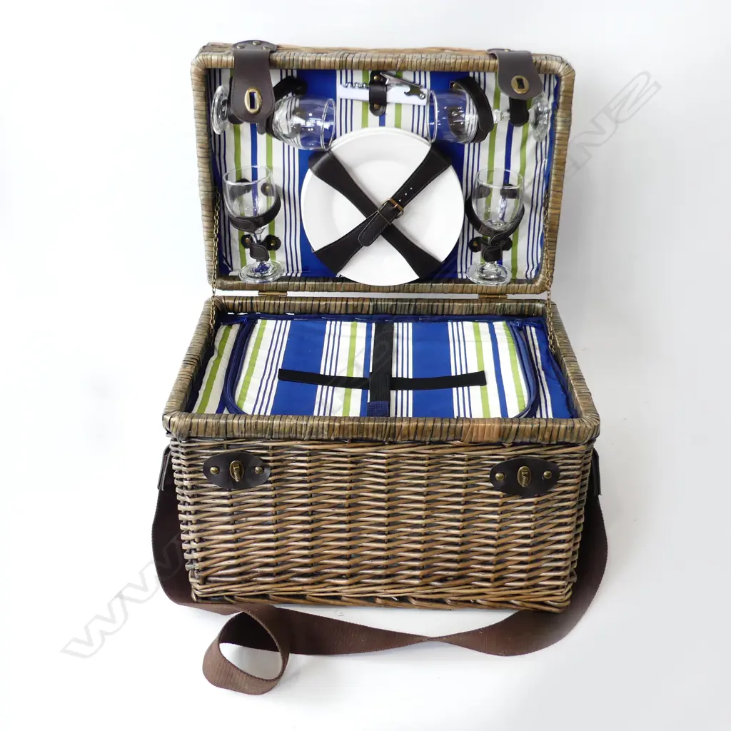 WOVEN CANE LIDDED PICNIC HAMPER 470x310x340mm Image 1++