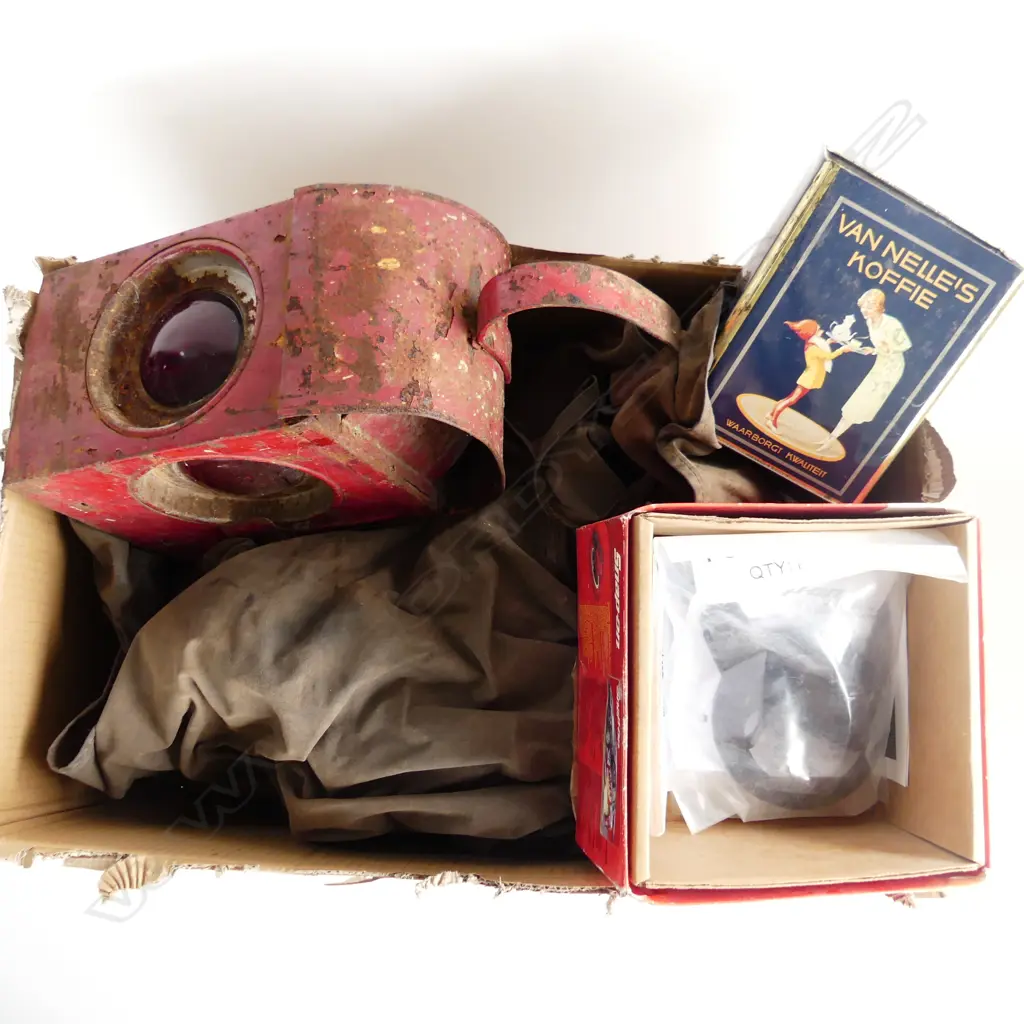 BOX LOT 3 OIL SKINS WOOD GIRAFFE H900MM & TIN ROADSIDE LAMP H350MM Image 1++