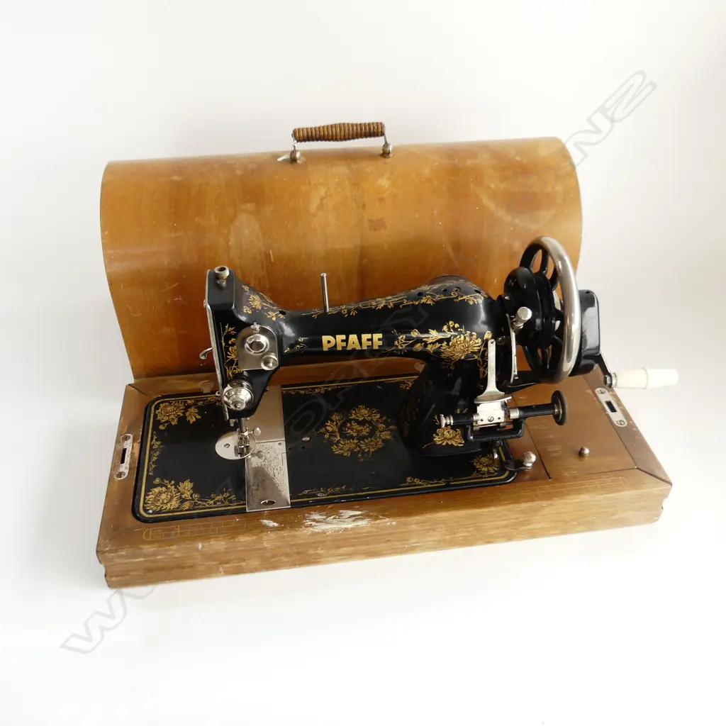 VINTAGE 'PFAFF' SEWING MACHINE, CASED W.545mm Image 1++