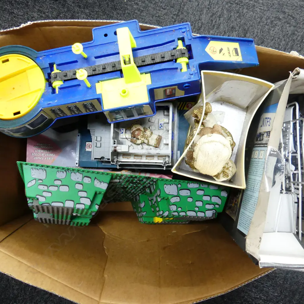 BOX LOT TOY GARAGES DIE CAST CARS ETC Image 1++