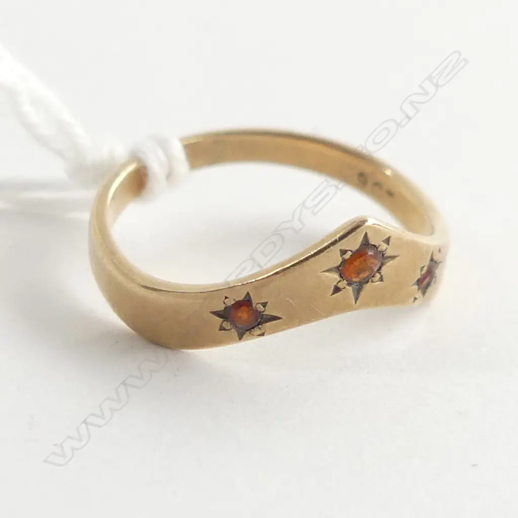 9CT GOLD & GARNET CHEVRON RING 1.57GMS SIZE I Image 1++