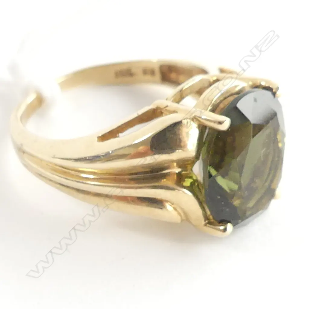 10CT GOLD RING WITH GREEN GLASS STONE 5.17GMS SIZE N Image 1++