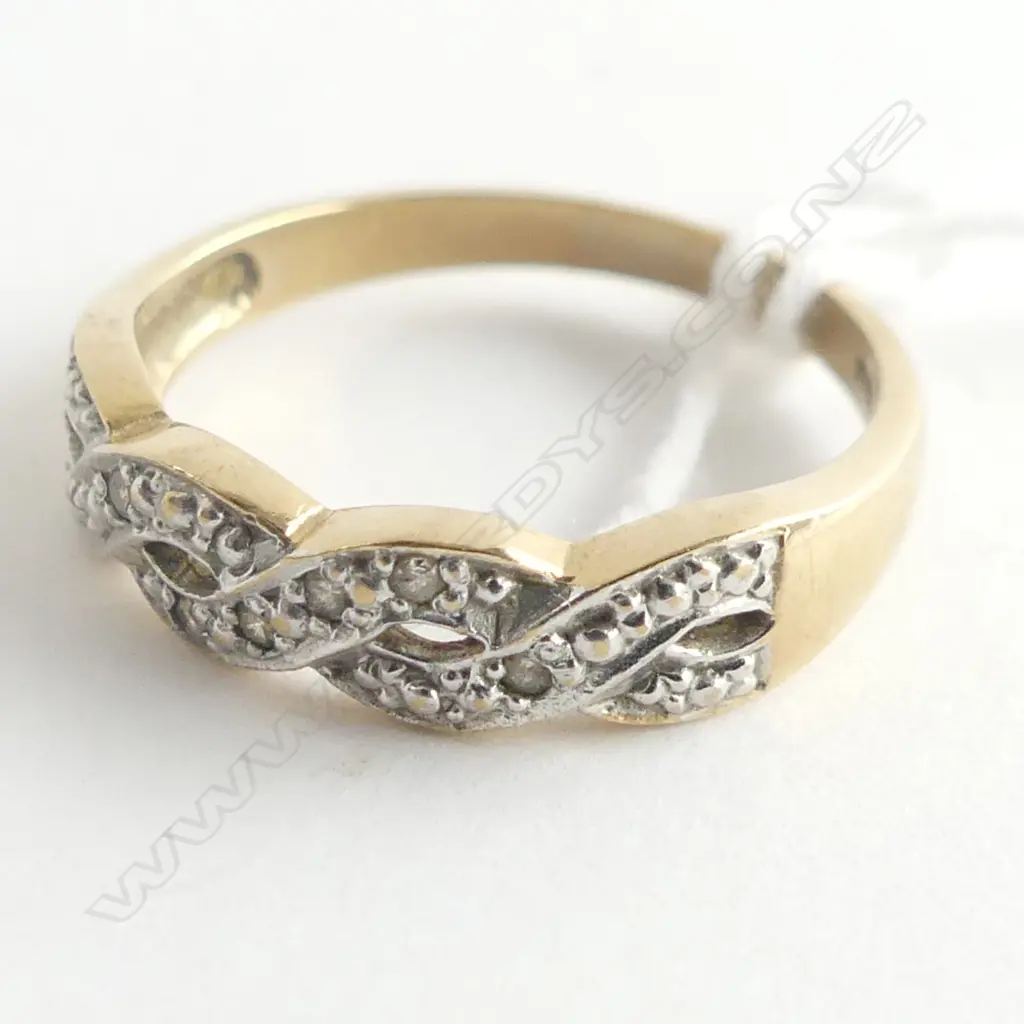 9CT GOLD RING WITH TWISTED DIAMOND BAND 2.11GMS SIZE N Image 1++