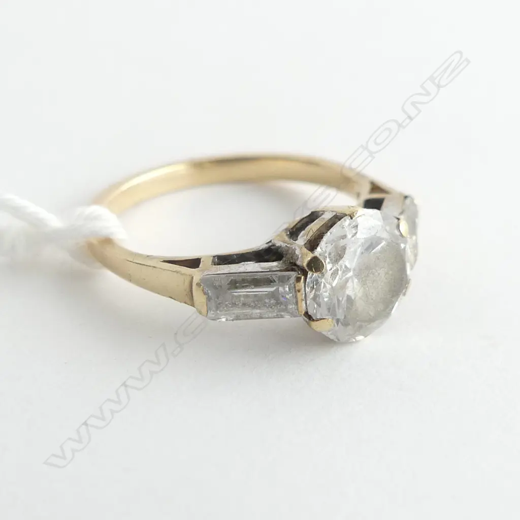 18CT GOLD & CZ RING 2.5 GRAMS SIZE K 1/2 Image 1++