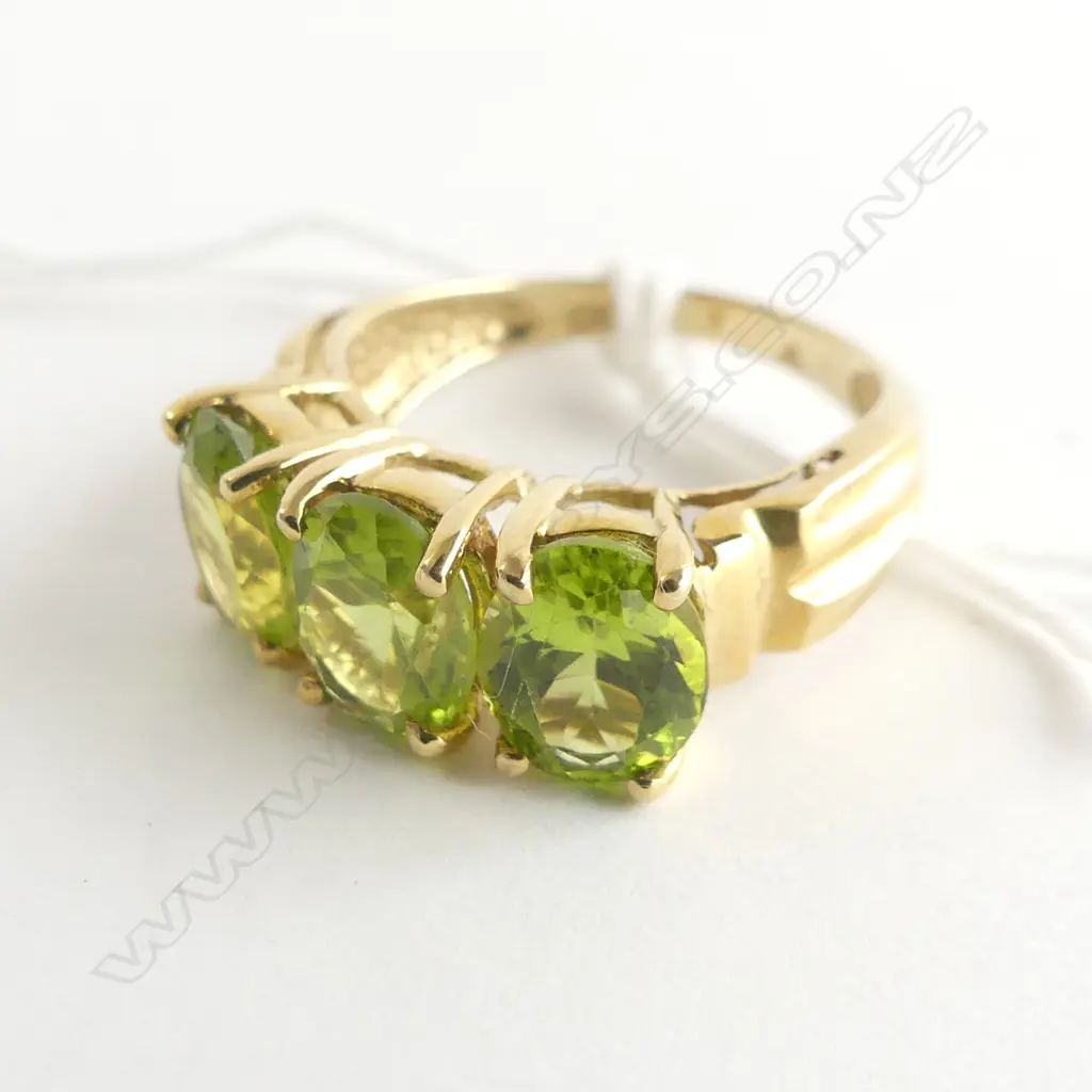 10K GOLD RING WITH 3 LARGE PERIDOT STONES 3.71GMS SIZE N Image 1++