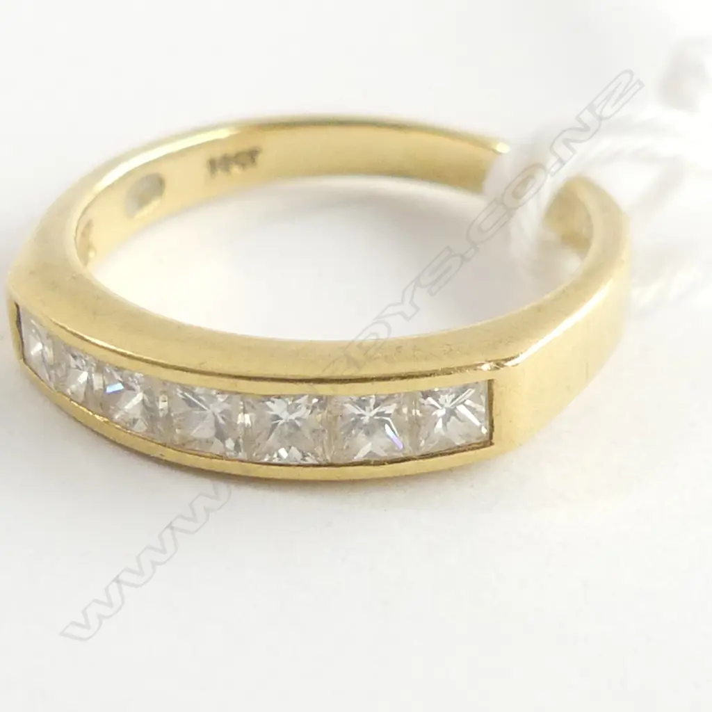 18CT GOLD & DIAMOND BAND RING 2.97GMS SIZE K Image 1++