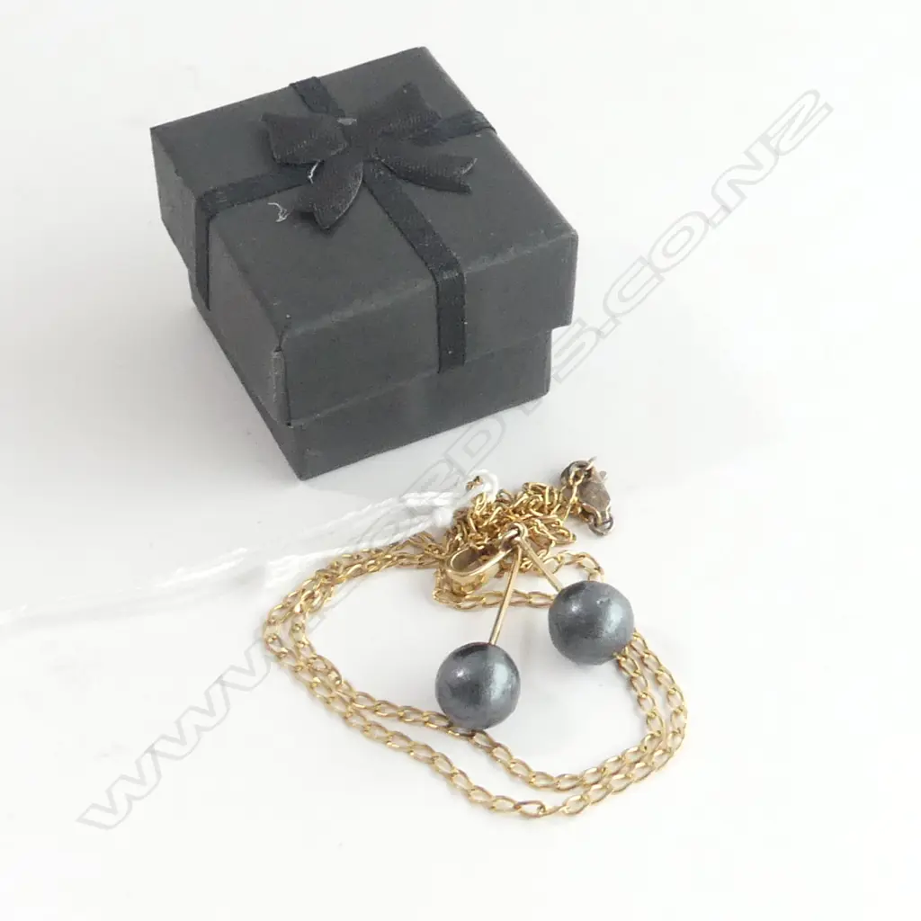 9CT GOLD & 2 BLACK PEARL (A/F) (?) DROP PENDANT & CHAIN 7.53MS Image 1++
