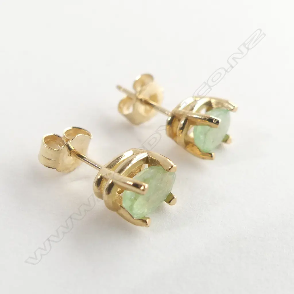 9CT GOLD & LIGHT GREEN COLOURED STONE STUD EARRINGS  Image 1++