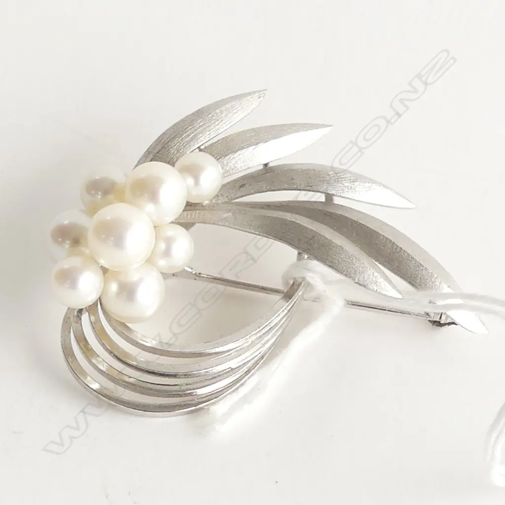 (68) STG SILVER CULTURED PEARL BROOCH Image 1++
