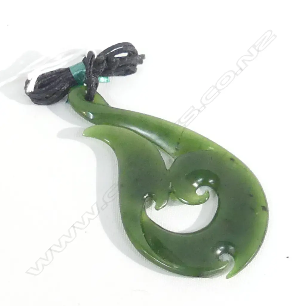 LG POUNAMU (GREENSTONE) BARBED HOOK PENDANT ON BLACK WAXED ADJUSTABLE CORD Image 1++