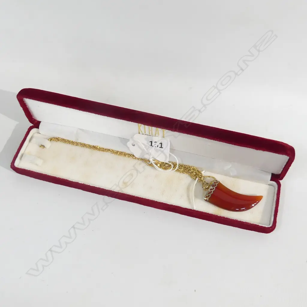 1970'S STONE TOOTH PENDANT & GOLD TONE CHAIN Image 1++