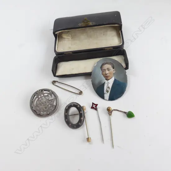 BOX MENS VINTAGE JEWELLERY