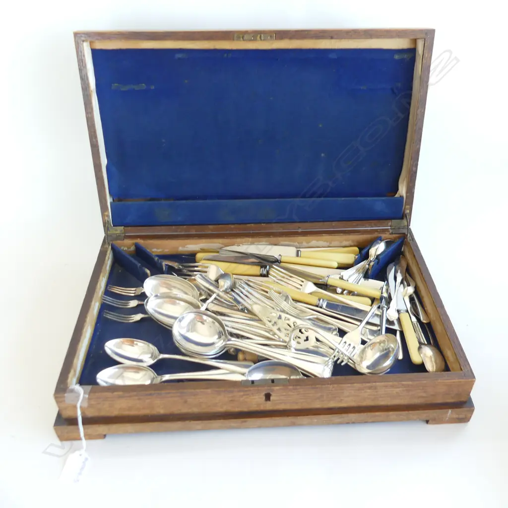 VINTAGE OAK CUTLERY CANTEEN WITH ASST MIXED CUTLERY Image 1++