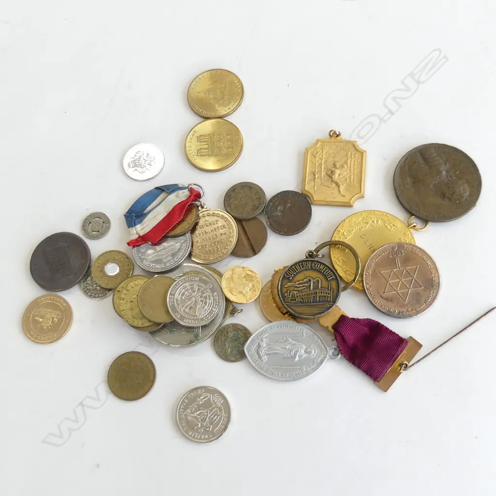 2 CONTAINERS OLD COMMEMORATIVE COINS, MEDALLIONS ETC.. Image 1++