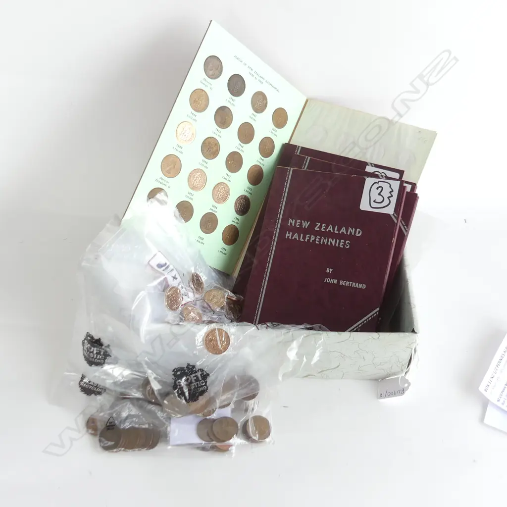 4 NZ 1/2 PENNY BOXED SETS (MOSTLY COMPLETE) + LOOSE HALF PENNIES Image 1++