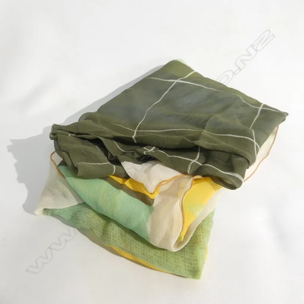 LG VINTAGE ISSEY MIYAKE SILK SCARF  Image 1++
