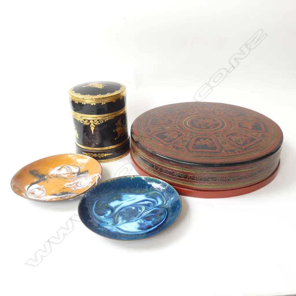 2 ORIENTAL WOOD LACQUER LIDDED BOXES & 2 SMALL ENAMEL DISHES (DIA  100MM) Image 1++