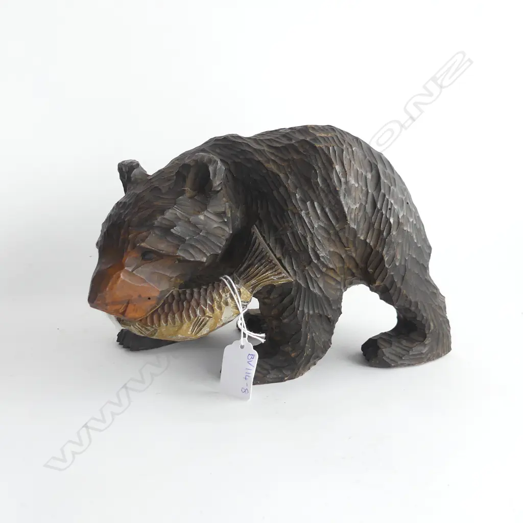 VINTAGE JAPANESE CARVED WOODEN BEAR WITH SALMON (A/F) L 245MM Image 1++