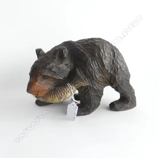 VINTAGE JAPANESE CARVED WOODEN BEAR WITH SALMON (A/F) L 245MM