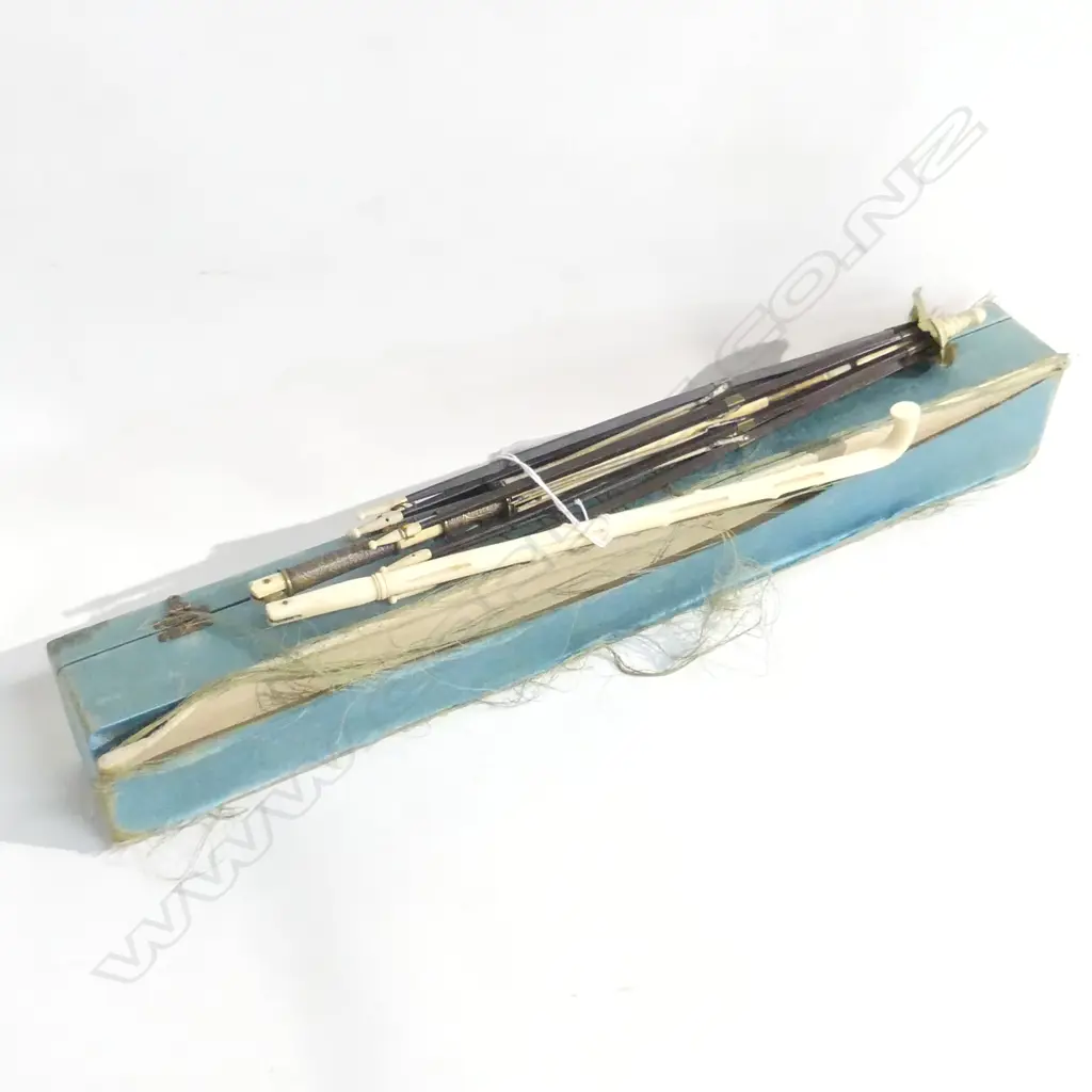 ANTIQUE IVORY & EBONY PARASOL FRAME IN DISTRESSED SILK BOX Image 1++