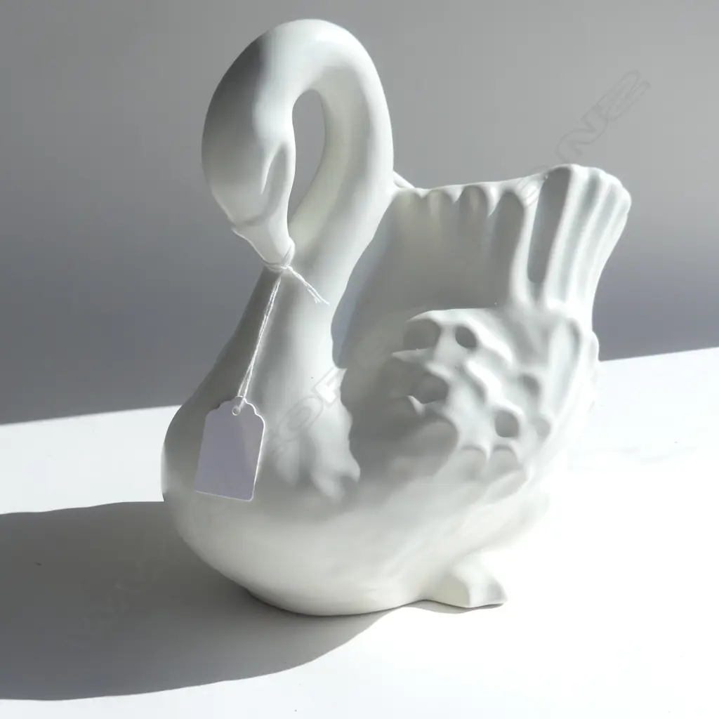CROWN LYNN LARGE WHITE SWAN H.220mm Image 1++