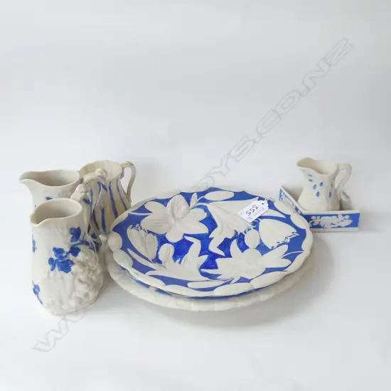 7 PCES B/W PARIAN WARE; 2 PLATES, 4 JUGS, DIAMOND SHAPED DISH